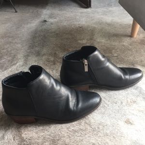 Crown vintage black leather ankle booties 6m